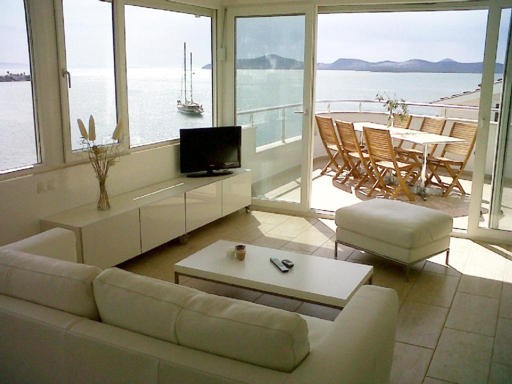 Marina View Residence Gulluk Екстериор снимка